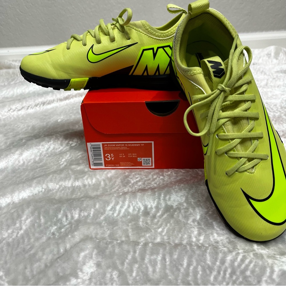 Nike Jr. Mercurial Vapor 16 Academy Neon Green Indoor Soccer Shoes size 3.5
